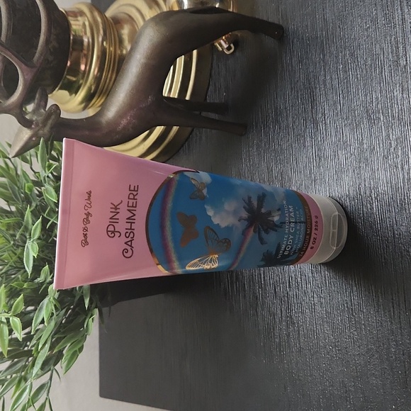 Bath & Body Works Pink Cashmere Ultimate Hydration Body Cream - Picture 2 of 4
